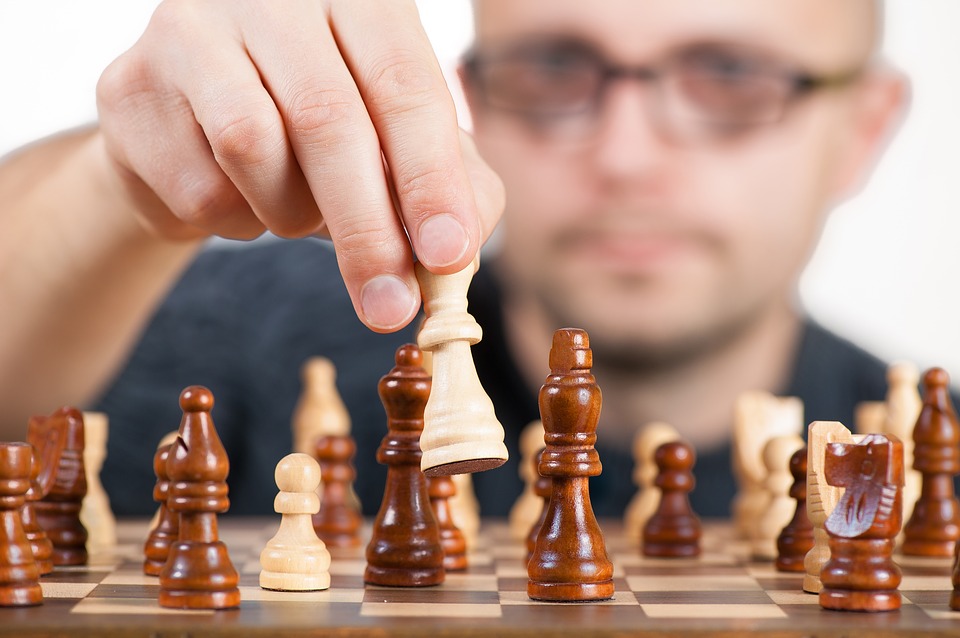 El objetivo principal del ajedrez es llegar a derrocar al rey del contrincante.