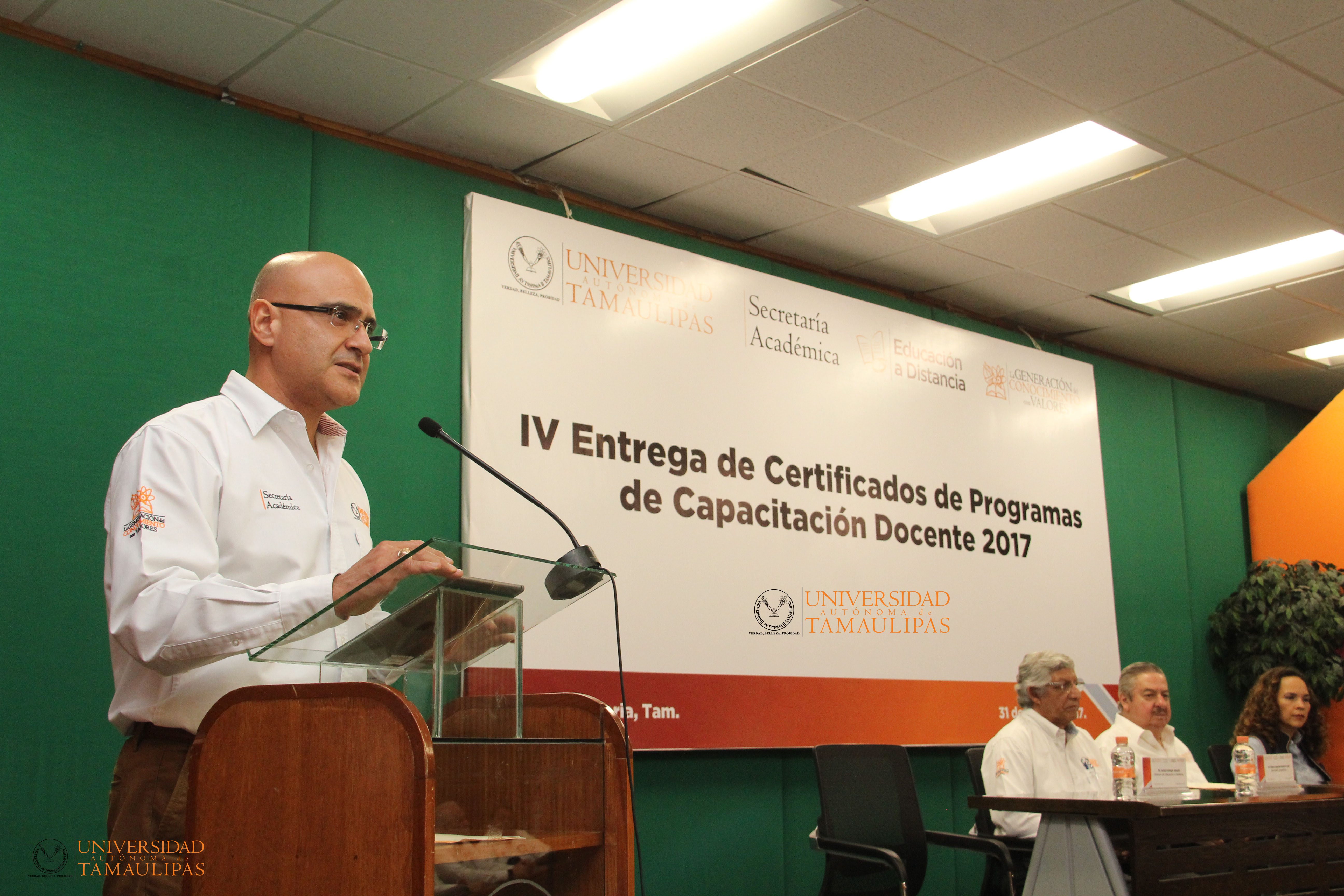 El Director de Educación a Distancia, Dr. Arturo  Amaya Amaya.
