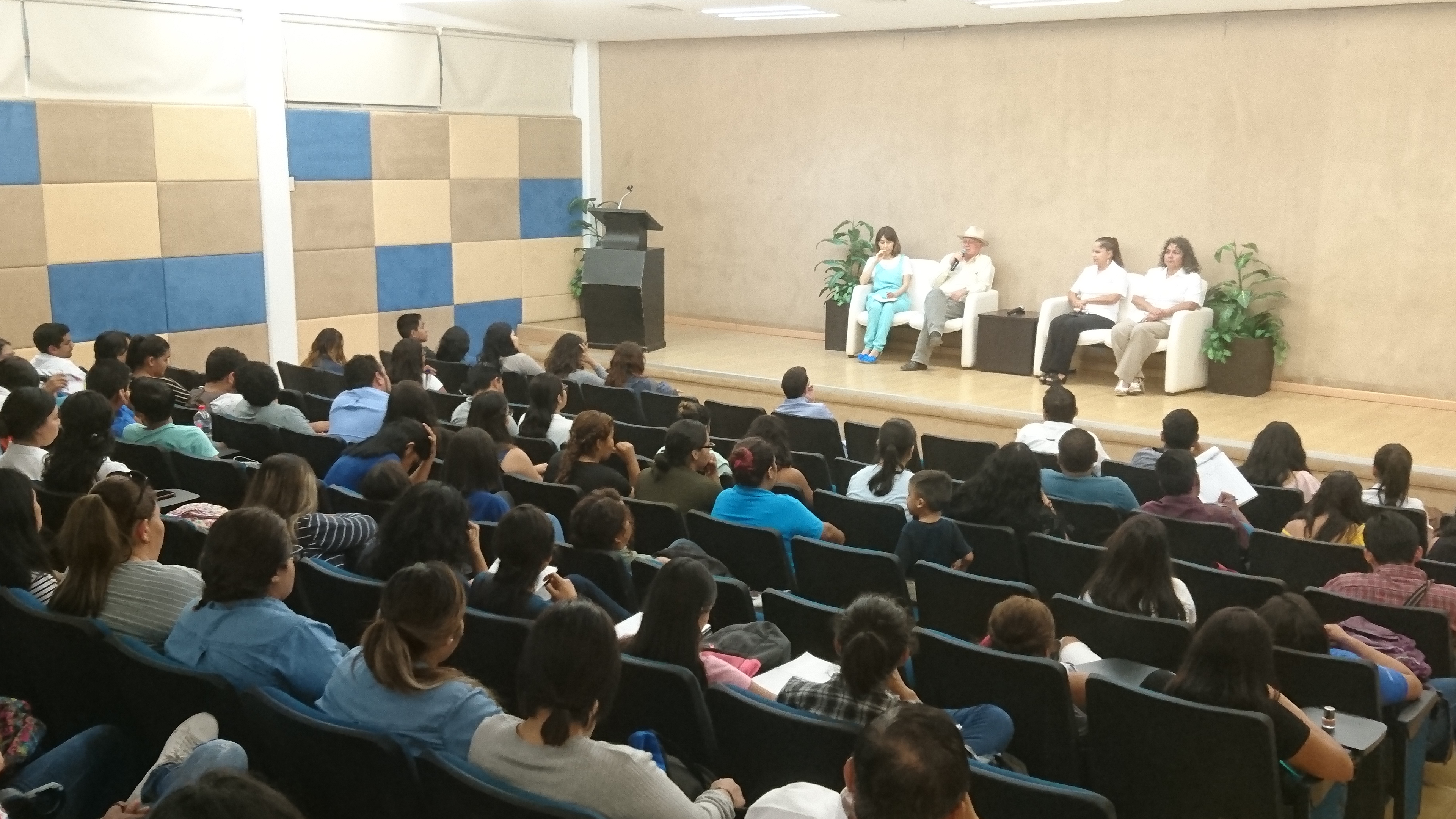 Foro en el Aula Magna