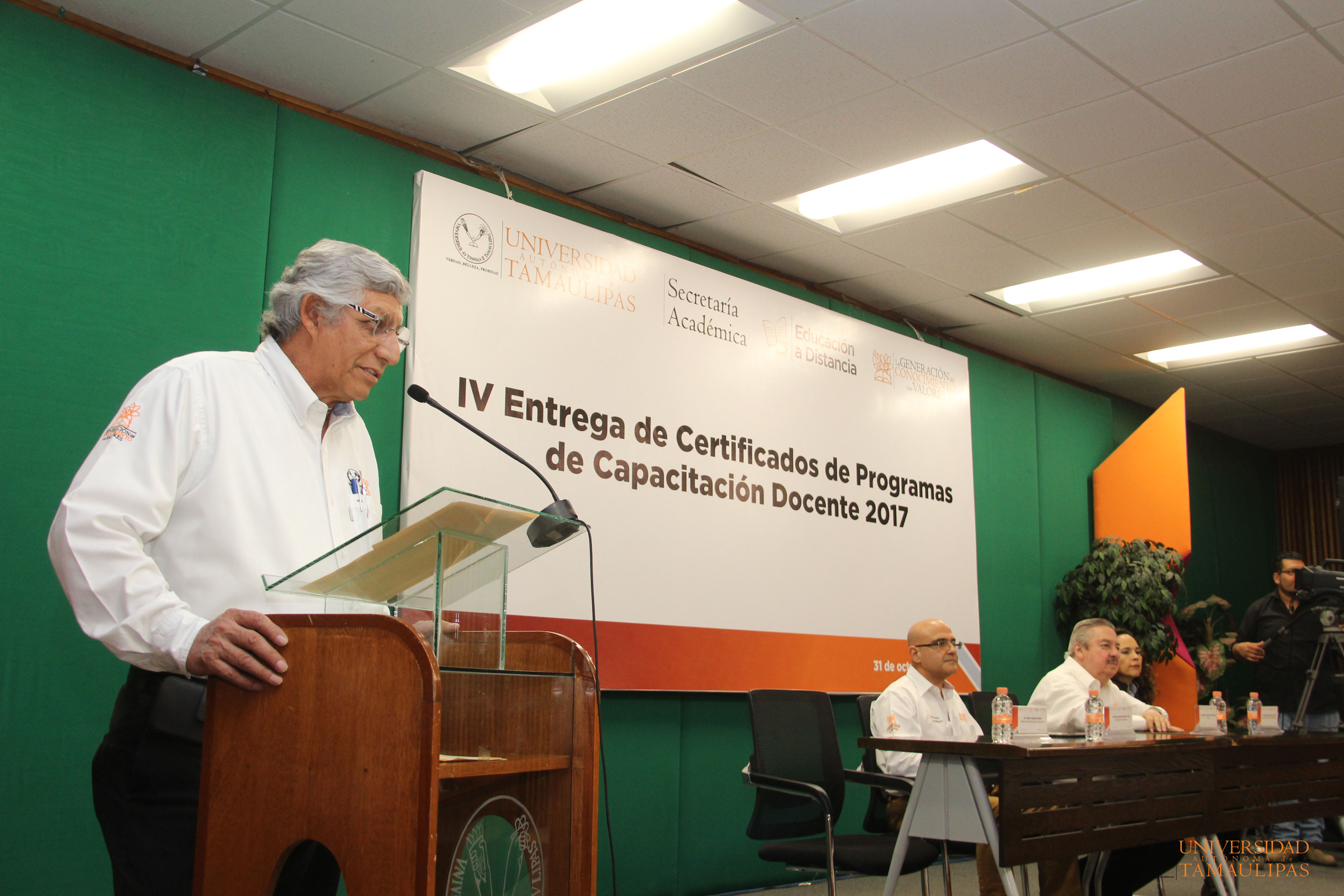 El Dr. Marco Antonio Navarro, Secretario Académico de la UAT, durante la IV Ceremonia de Entrega de Certificados de Programas de Capacitación Docente 2017.