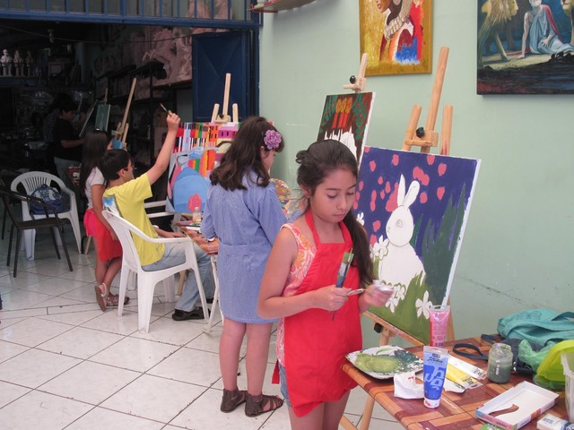 Niños en clases de pintura
