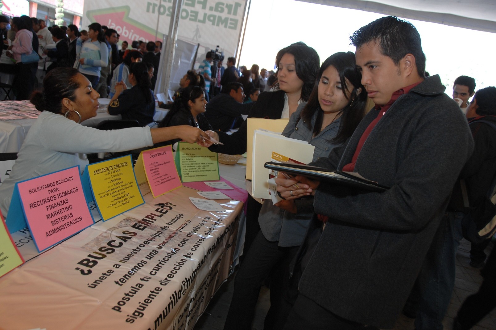 Jovenes buscando oportunidades laborales durante una Feria del Empleo