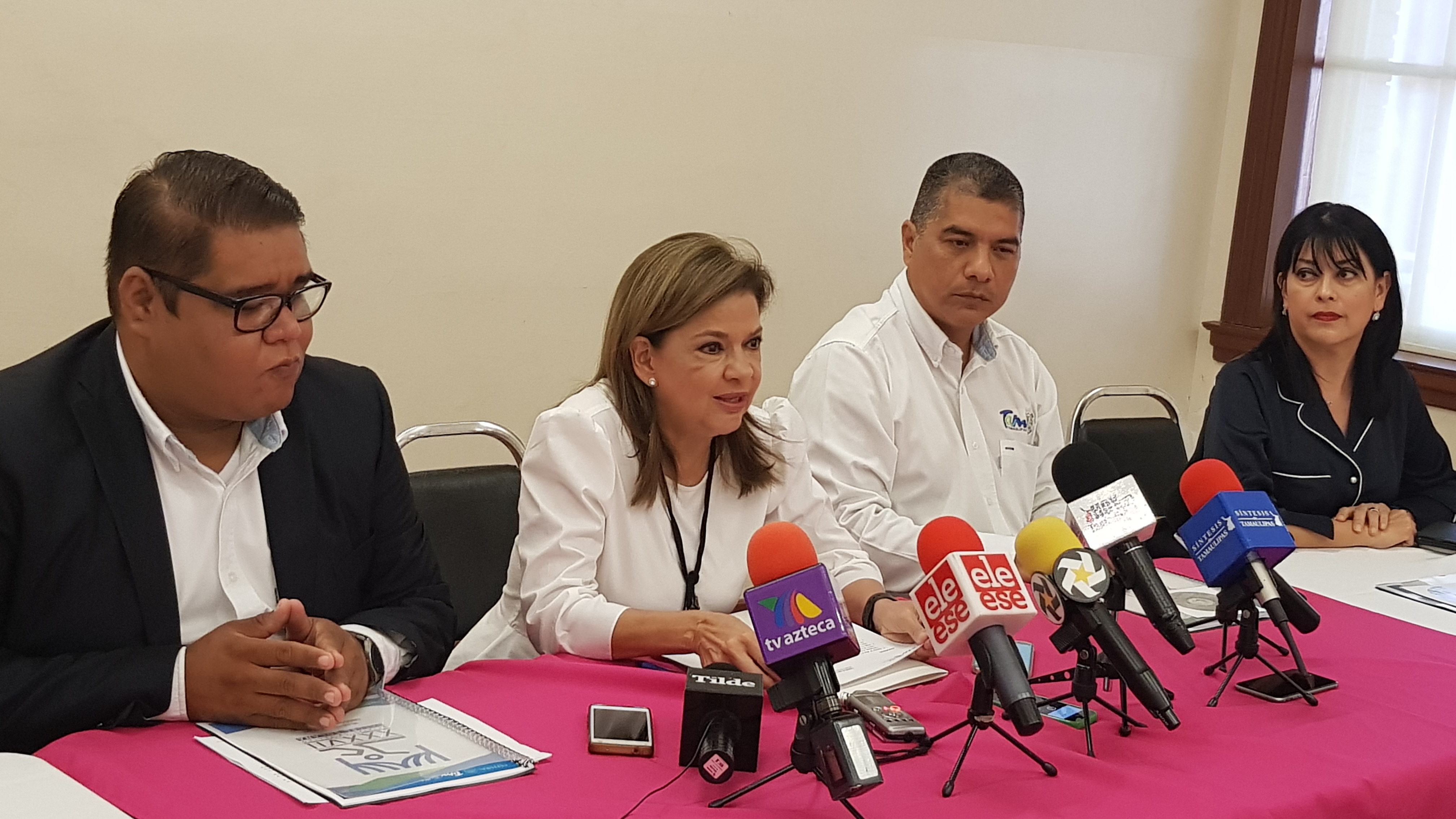 Senadora Sandra Luz Garcia durante una rueda de prensa