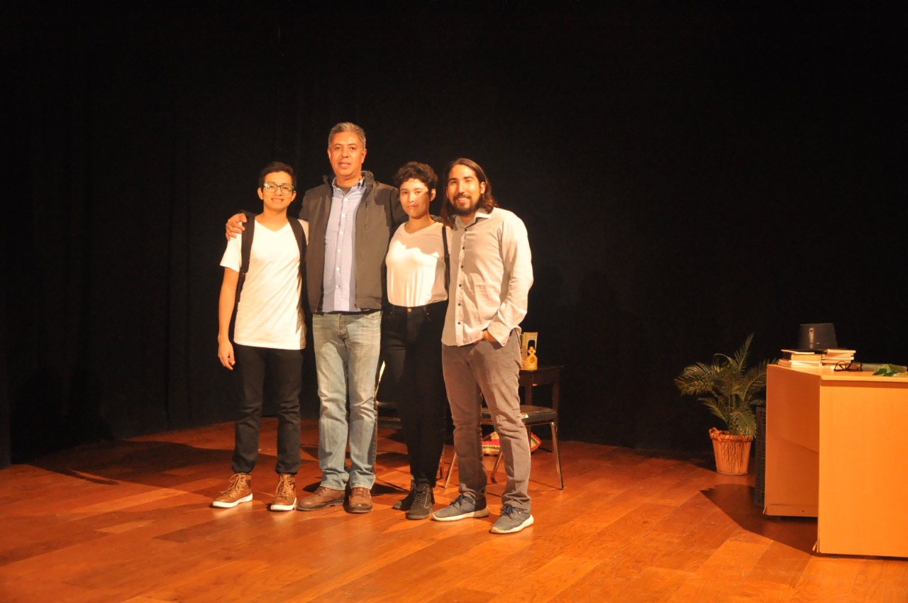 El director Enrique Jonguitud junto a varios actores de Ciudad Victoria