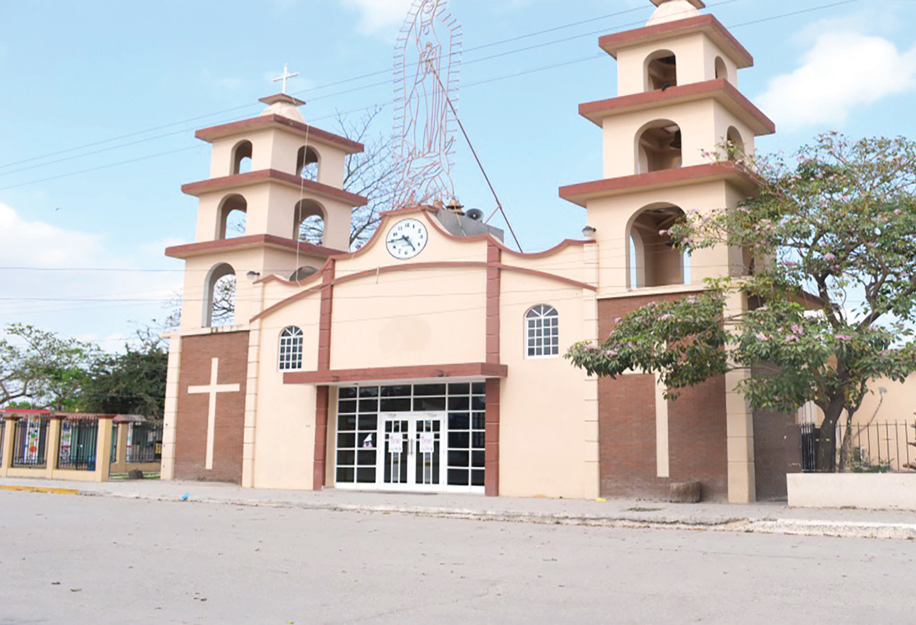 Iglesia principal de Estacion Manuel, frente a la plaza principal